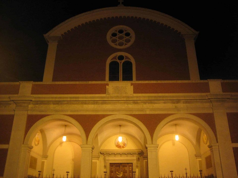 Facciata della Chiesa di Montuzza - Trieste a mezzanotte